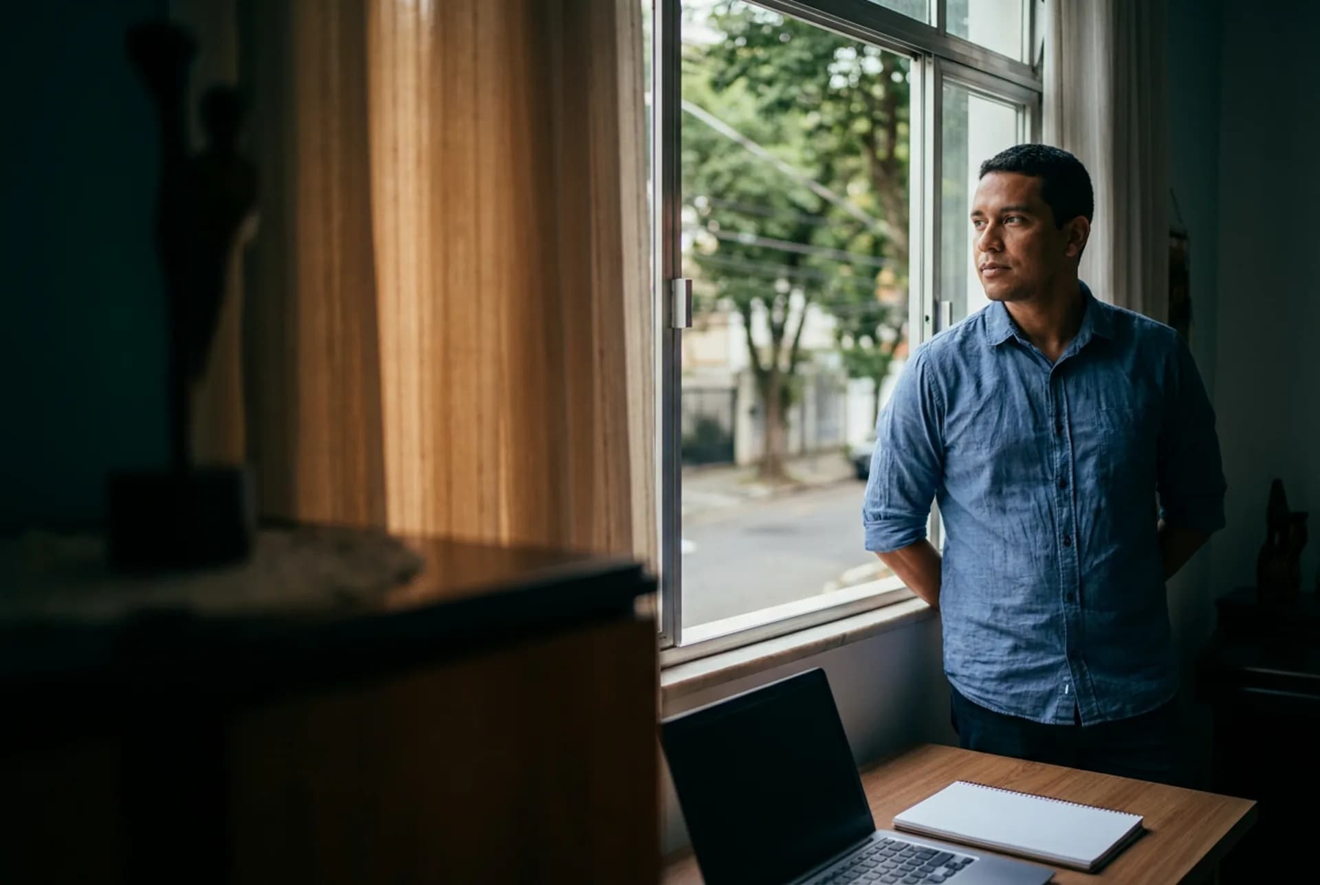 Mesa limpia con un cuaderno abierto — rumbo recuperado